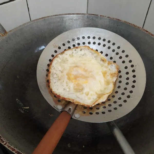 Ceplok telur, taburi dengan garam. Masak hingga matang. Angkat lalu sisihkan.