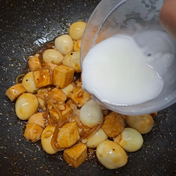 Terakhir masukkan larutan maizena. Masak dan aduk sampai mengental. Angkat dan sajikan.