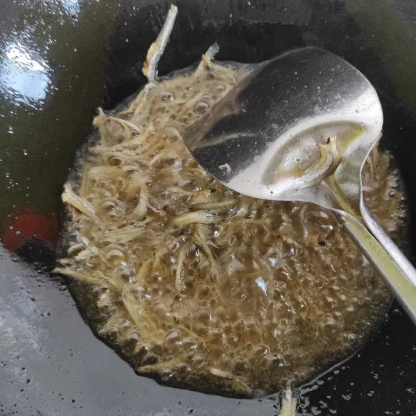 Goreng teri sebentar lalu angkat.