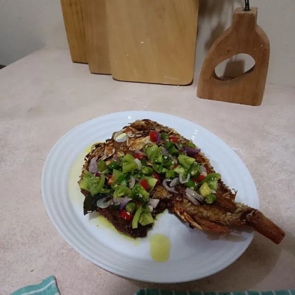 Saran penyajian. Tata ikan diatas piring lalu tuang sambal colo - colo di atas ikan. Selamat menikmati!