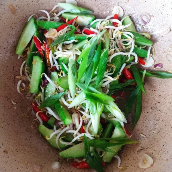 Masukkan daun bawang. Aduk. Masak hingga matang. Sajikan.