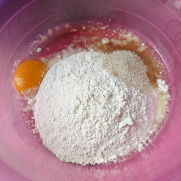 Campur tepung terigu, telur, gula pasir, vanili bubuk, dan garam