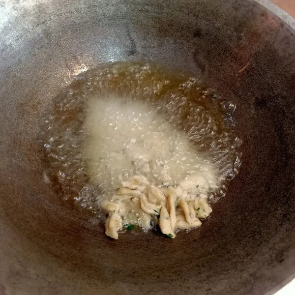 Panaskan minyak dengan api sedang. Goreng adonan hingga berwarna kecoklatan. Angkat dan tiriskan