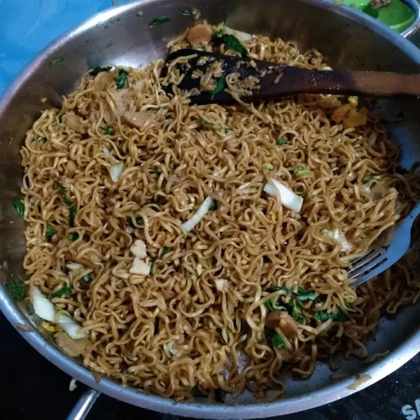Setelah matan dan rasanya enak, matikan api. Sajikan.