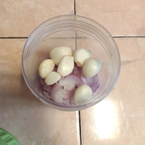 Haluskan bawang merah dan bawang putih, jangan terlalu halus