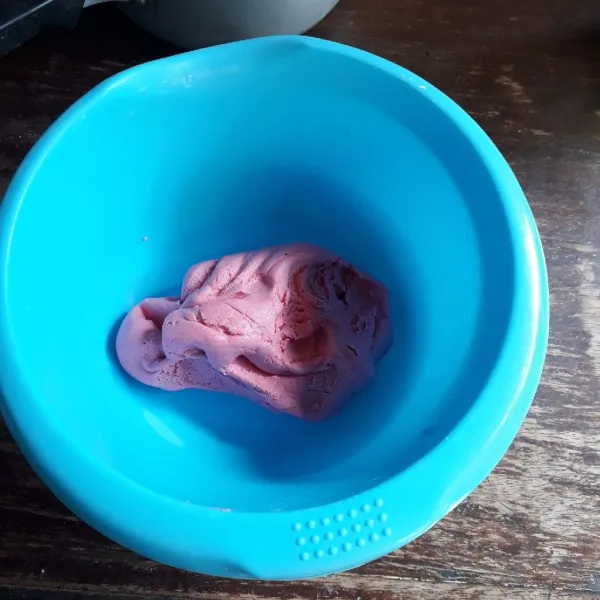 Tambahkan pewarna merah, uleni hingga rata