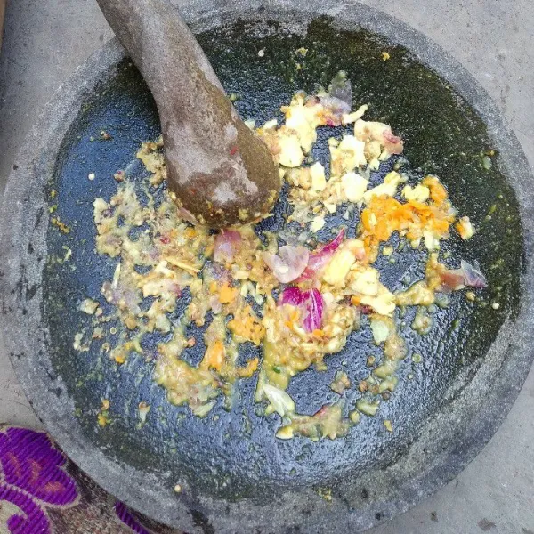 Haluskan bumbu.