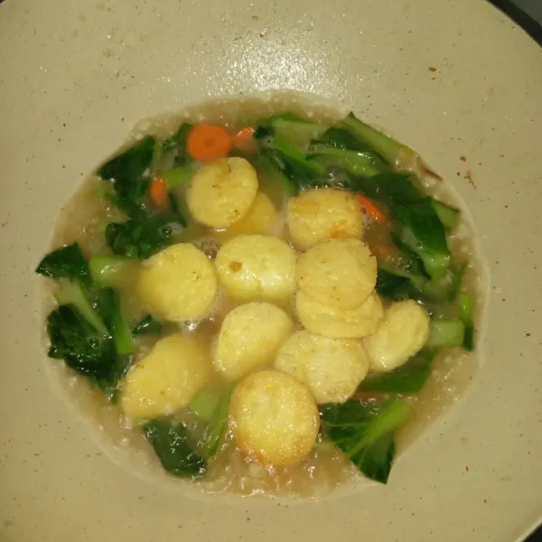 Masak sampai wortel lembut, dan air menyusut... Tes rasa, lalu sajikan selagi hangat.