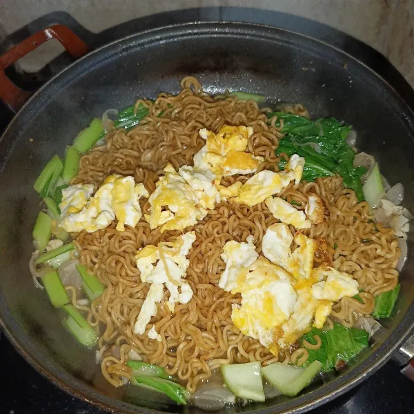Masukkan mie dan telur orak-arik, aduk-aduk sampai meresap dan kuahnya habis.