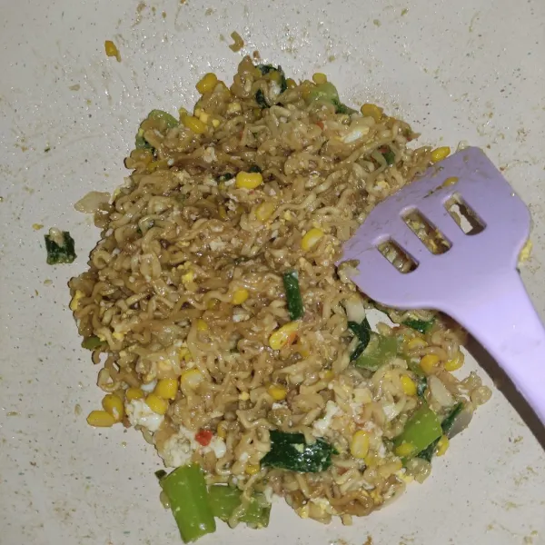 Tambahkan bumbu mie instan, lalu aduk aduk agar bumbu merata... Pindahkan ke piring saji.