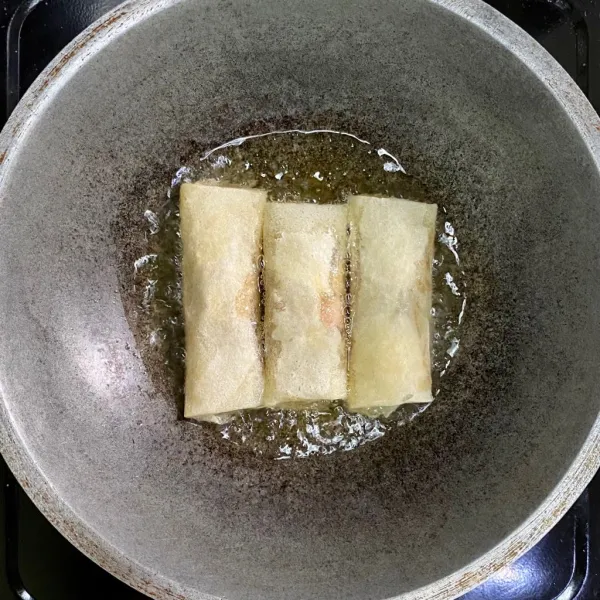 Goreng lumpia hingga berwarna kuning kecoklatan, lalu sajikan.