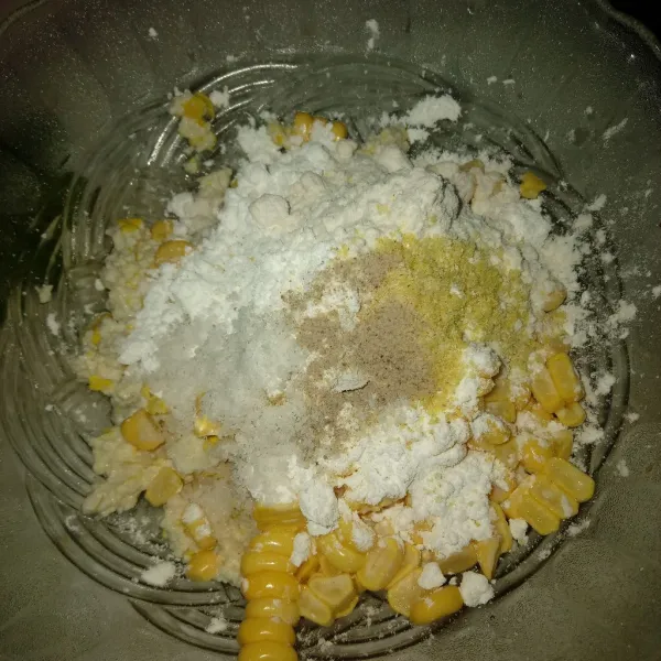 Masukan tepung maizena, beri garam, kaldu bubuk, dan lada bubuk.