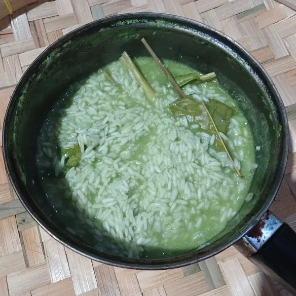 Rebus hingga mendidih, masukkan beras. Masak hingga santan meresap ke dalam beras. Aduk sesekali agar tidak gosong di bagian bawah.