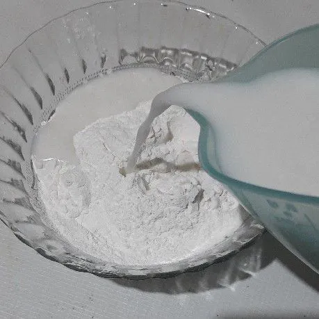 Tuang santan ke dalam campuran tepung beras, aduk hingga rata kemudian saring.