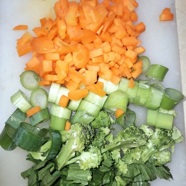 Potong kecil-kecil sayuran.