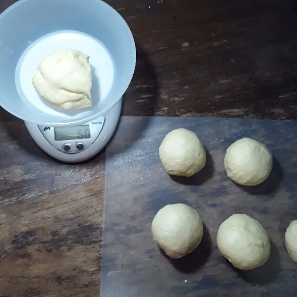 Kempiskan adonan dan uleni sebentar dengan tangan agar gelembung anginnya hilang. Timbang adonan sesuai selera dan bulatkan. Tutup adonan dan diamkan 10 menit. Adonan roti siap digunakan dan dibentuk sesuai selera.