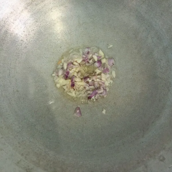 Tunis bawang merah dan bawang putih hingga matang.