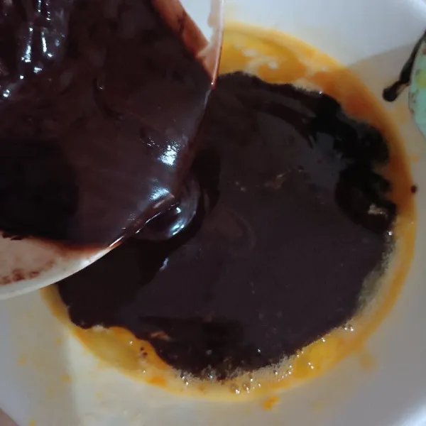 Setelah cokelat cair masukkan ke dalam wadah berisi telur dan gula. Aduk hingga larut.