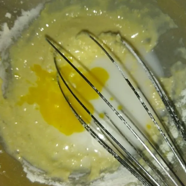 Lalu masukkan tepung terigu, tambahkan santan sedikit demi sedikit, masukkan juga margarin cair, aduk rata.