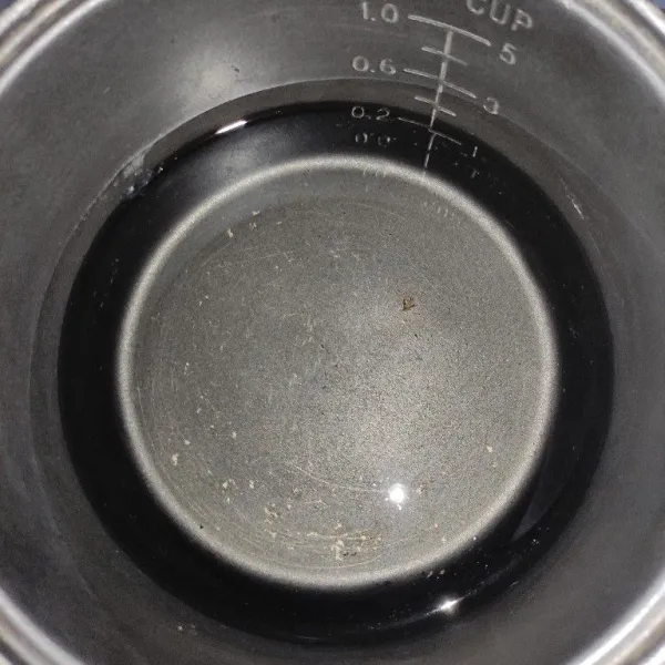 Panaskan air di panci, tunggu sampai mendidih lalu masukan teh celup, aduk sampai keluar sari teh.