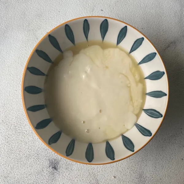 Masukkan kental manis dan yogurt aloevera ke dalam mangkuk.