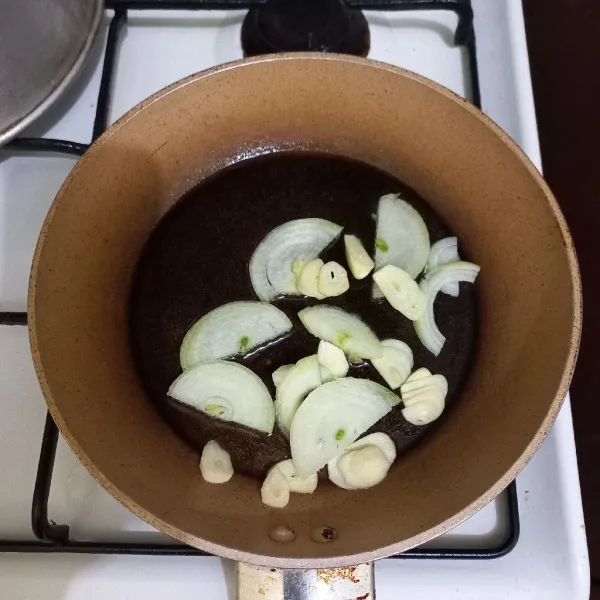 Tumis irisan bawang bombay dan bawang putih hingga harum.