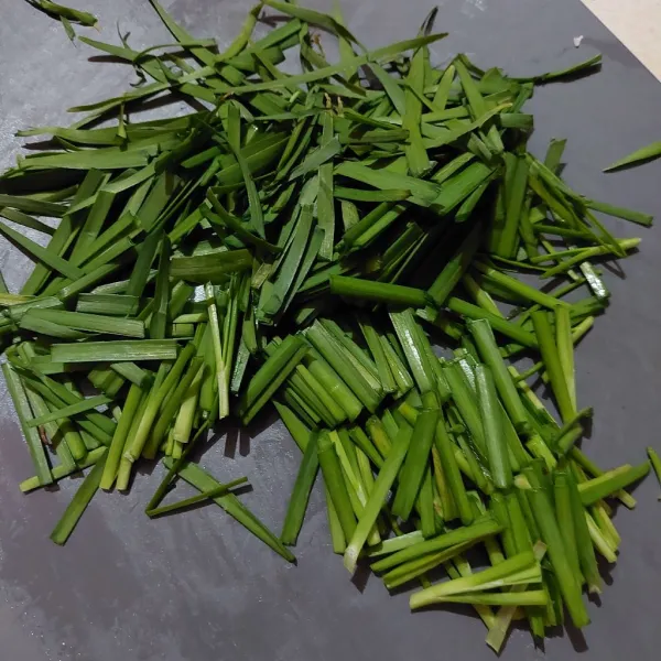 Potong daun kucai sepanjang 3 cm.