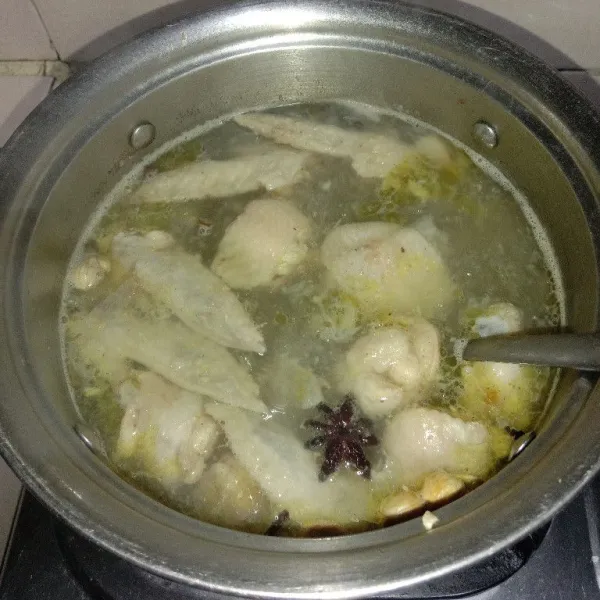 Tumis bumbu halus hingga harum, tambahkan bumbu rempah, tumis sampai bumbu matang. Masak air sampai mendidih, masukkan ayam, tuang bumbu yg sudah ditumis aduk rata, tambahkan garam dan kaldu bubuk.