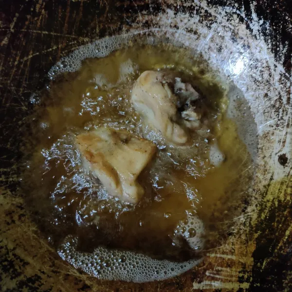 Pisahkan ayam dan airnya lalu goreng hingga matang.