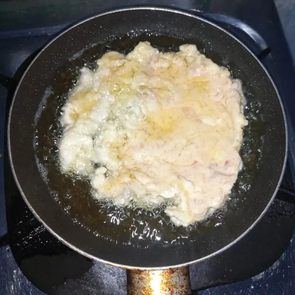 Panaskan minyak goreng. Masukkan adonan. Ratakan dan goreng sampai matang.