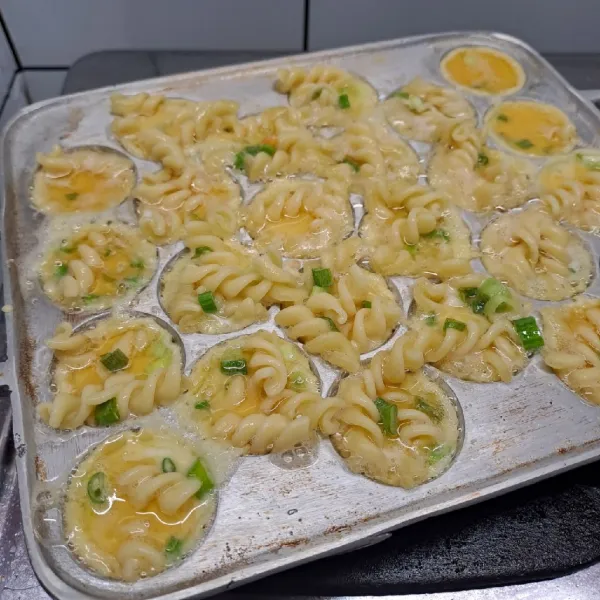 Panaskan cetakan takoyaki. Beri minyak goreng tiap lubang. Tuang adonan secukupnya. Masak hingga matang, sambil sesekali dibalik. Angkat dan sajikan dengan saus sambal