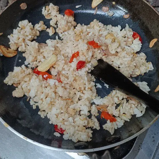 Tambahkan saus tiram, minyak wijen, garam dan lada. Besarkan api, aduk sebentar. Cicipi.