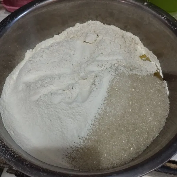 Dalam wadah masukkan terigu sambil di ayak, gula pasir, telur, ragi instan, vanili, susu cair, santan, minyak goreng, dan margarin.