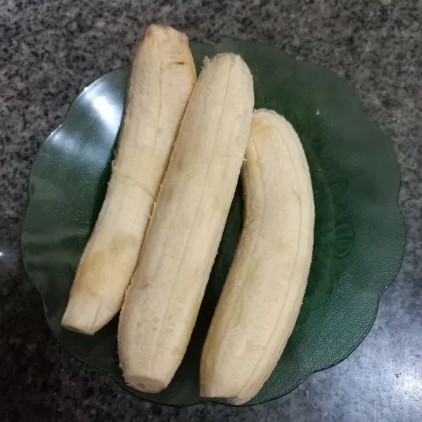 Kupas pisang nangka.