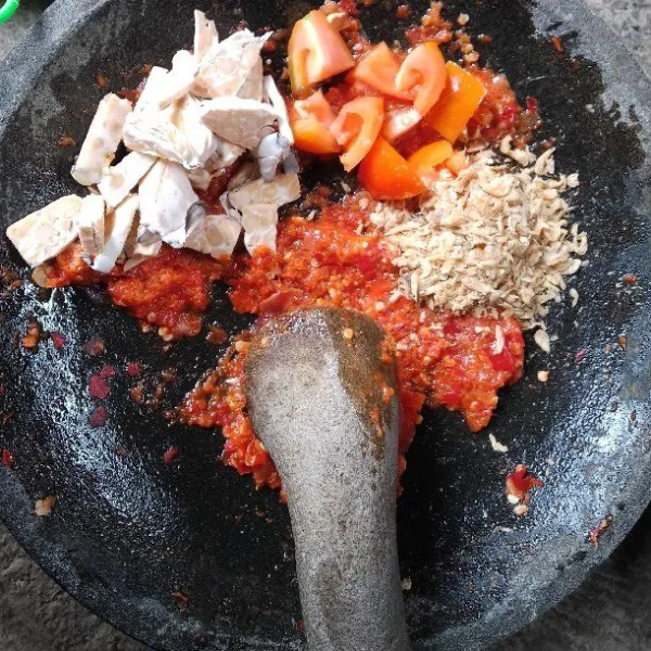 Haluskan bawang dan cabe, iris tomat dan tempe tambahkan udang kering.