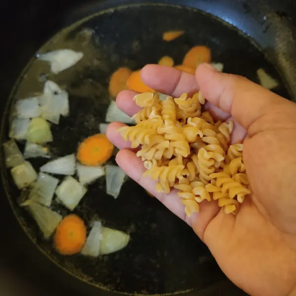 Masukkan makaroni, kaldu bubuk, garam, lada bubuk dan gula pasir. Masak hingga mendidih dan wortel setengah matang, tes rasa.