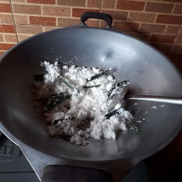 Masak hingga daun pandan layu.