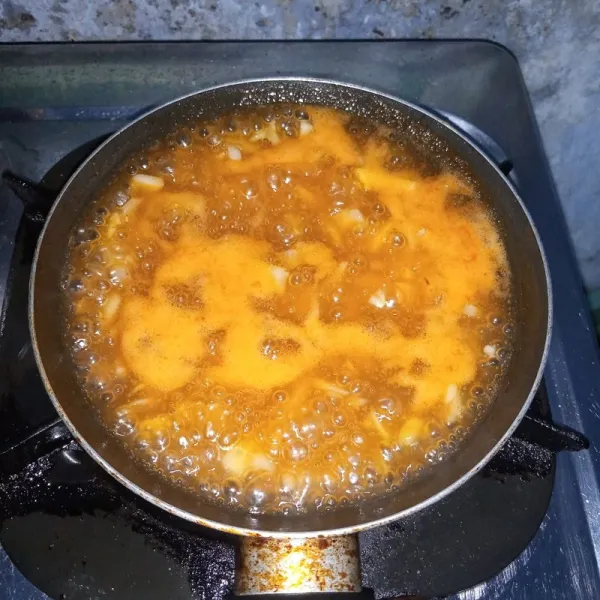 Tambahkan saus. Masak sampai matang dan mengental. Icip rasa. Angkat dan tuang di atas ayam. Sajikan.