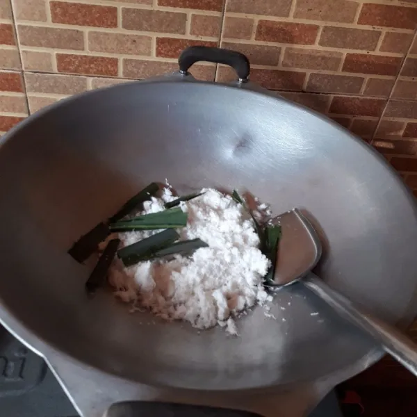 Masak kelapa dan daun pandan dengan api kecil.
