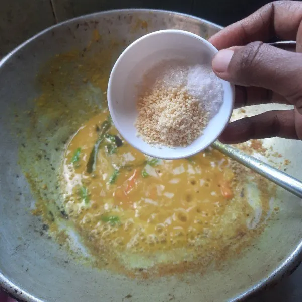 Setelah bumbu matang, matikan api lalu tambahkan gula pasir, garam dan kaldu bubuk.