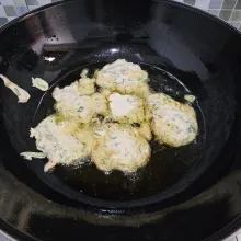 Panaskan minyak goreng, kemudian goreng adonan bakwan dengan api sedang hingga matang dan garing.