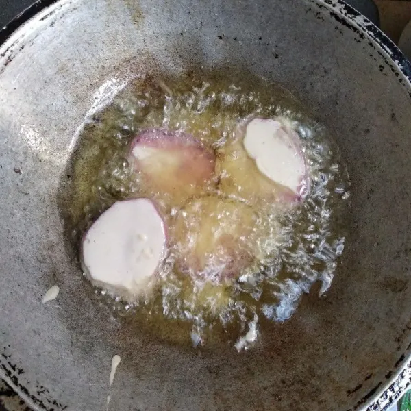 Panaskan minyak, goreng ubi sampai matang.