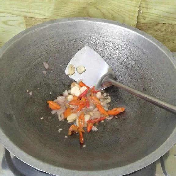 Tumis cabe, bawang merah dan bawang putih hingga layu.
