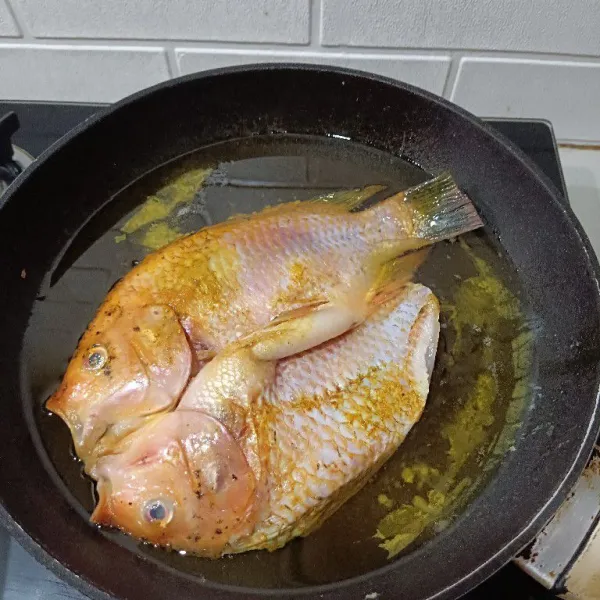 Setelah bumbu meresap, goreng ikan dengan minyak yang cukup dan panas. Goreng hingga matang sisinya.