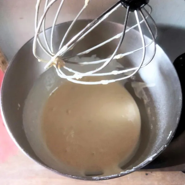 Mixer telur dan gula hingga mengembang serta halus. Masukkan tepung terigu, ragi, dan vanilli bubuk. Kocok kembali hingga merata.
