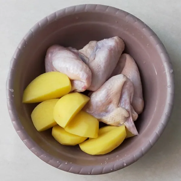 Siapkan ayam yang sudah di uci bersih dan diberi air perasan jeruk nipis, siapkan juga kentang yang sudah dicuci bersih kemudian di potong-potong.