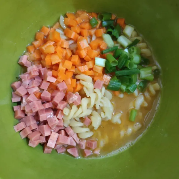 Masukkan makaroni, wortel, sosis dan daun bawang lalu aduk rata.