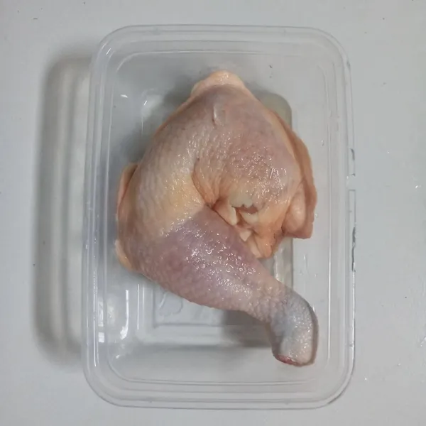 Siapkan paha ayam. Cuci bersih.