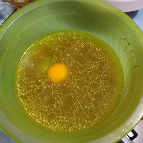 Siapkan 300 ml air bekas ungkepan ayam, beri telur.