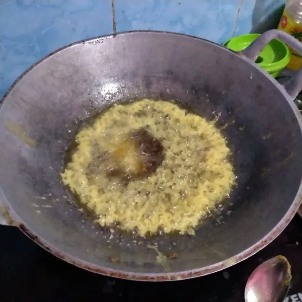 Tunggu hingga pinggirannya agak menguning emas.